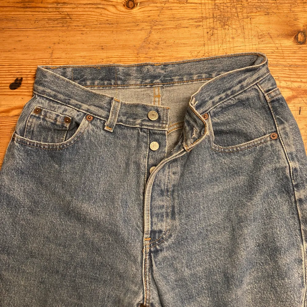 Säljer mina bästa levis byxor som är som mom jeans i modellen. Står som 32/32 i storlek men har krympt med tiden till typ 27 eller 28 i midja. 100kr eller högsta bud. . Jeans & Byxor.