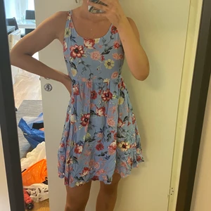 Blommig klänning  - Supersöt klänning i luftigt och skönt material, den är i storlek S. Har tyvärr aldrig använt den så prislappen sitter fortfarande kvar!💘
