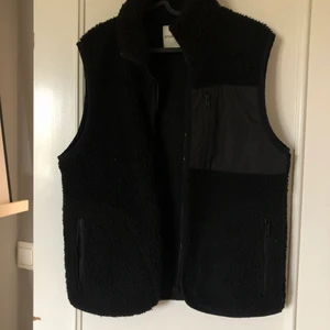 Teddy väst - En väst i teddy material, storlek S i manstorlek men har själv användt den som en oversize bara. ️‍🔥 Alternativt, kom med förslag för direktköp :)