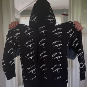 Storlek S - Säljer denna tröjan då de blev fel storlek. Tröjan på hemsidan går inte att köpa längre tror jag utan då bara i vit. Priset är inte skrivet i sten så de går bra att ge ett bud. Kan skickas för fraktkostnad också eller om så önskas mötas upp.