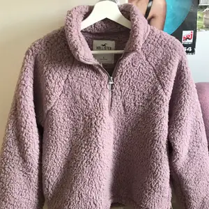 this a really soft and warm fluffy sweater from hollister that in very good condition!! 