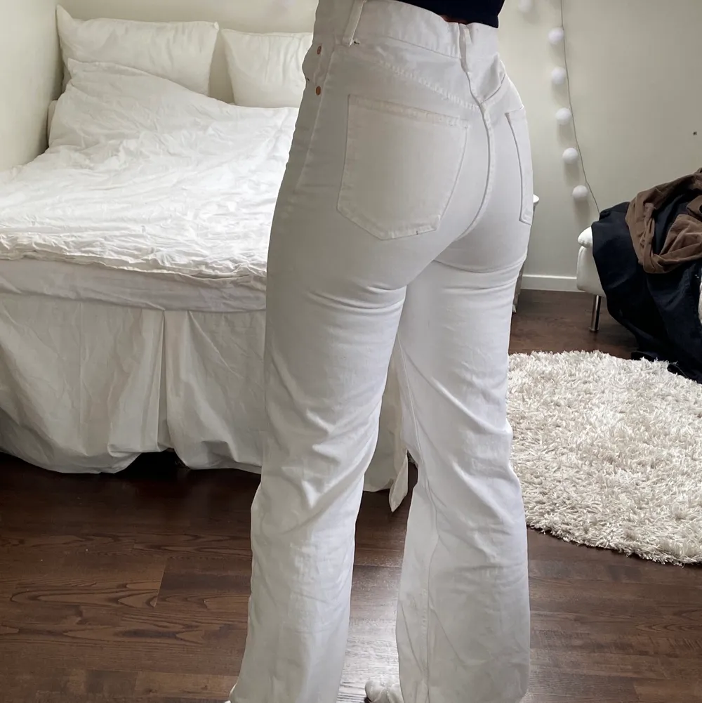 Säljer nu de populära vita zara jeansen då det inte kommer till någon användning längre. Storlek 36 och fullängd i fint skick. Frakt tillkommer❤️. Jeans & Byxor.