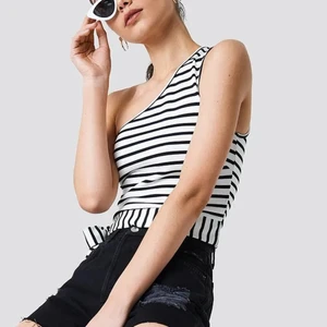 One shoulder top - Slutsåld på hemsidan