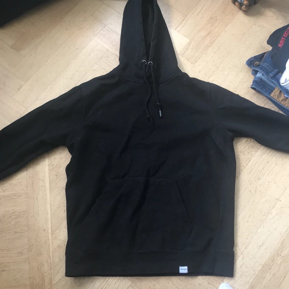 Svart hoodie från pull&bear
