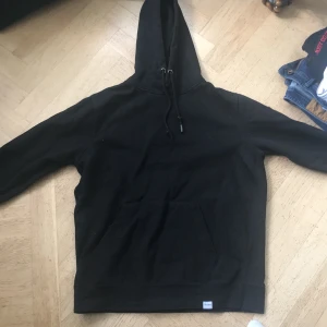 Svart hoodie från pull&bear - Helsvart luvtröja i storlek S från pull&bear