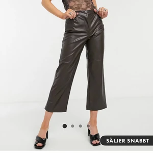 Byxor - Säljer byxor i läderimitation från asos ä. Storlek s. 95kr + frakt 