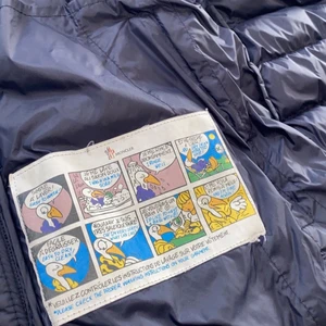 Säljer min moncler väst  - Säljer min väst som kostar nypris runt 5000där och knappt använt den och den är i bra skick nu också.
