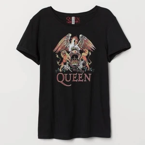 Queen T-Shirt! - Första bilden är lånad! 💕 En jättefin svart tröja med Queen Loggan på som jag köpte online på H&M för ett litet tag. Har inte använt den så mycket så den är i väldigt bra skick! 