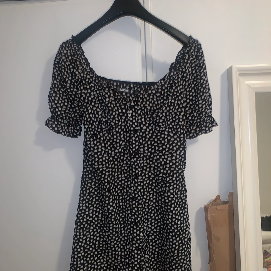 Fin klänning med detaljer - 90