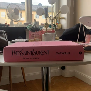 Yves saint Laurent bok - Säljer min superfina Yves saint Laurent bok som är köpt för 550 kr. Den har väldigt många fina bilder!