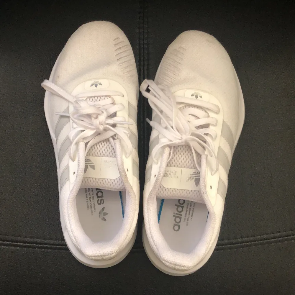 Vita adidas skor, användt några gånger annars helt nya. . Skor.