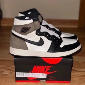 Jordan 1 Mocha  - Finns i alla storlekar och skickas med gratis spårbar frakt