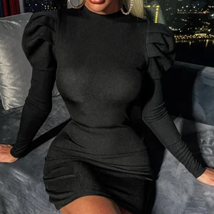 Klänning - Svart basic klänning från Shein i storlek M.