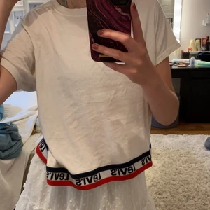 Levi’s t-shirt storlek XXS - Är osäker på om de värkligen är XXS då den passar mig som ibland har M men den ska nog vara lite oversizt. Har använt många gånger men den är ändå i bra skick (inga hål elr fläckar som inte går bort). Den är lite gulare vit gräddvit typ.