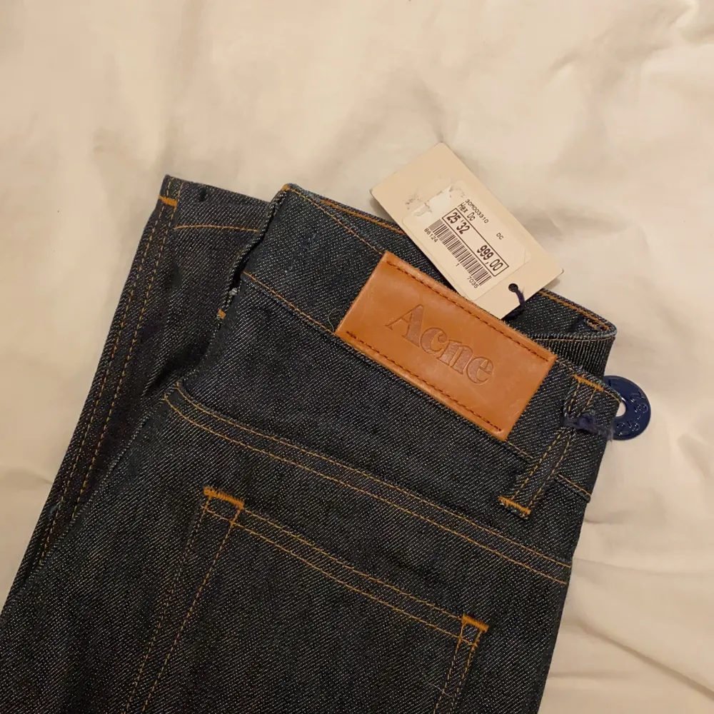 Mörkblåa acne jeans. Helt oanvända. Nypris 999kr, super fina. Raka i modellen, lågmidjade! Storlek 25/32✅. Jeans & Byxor.
