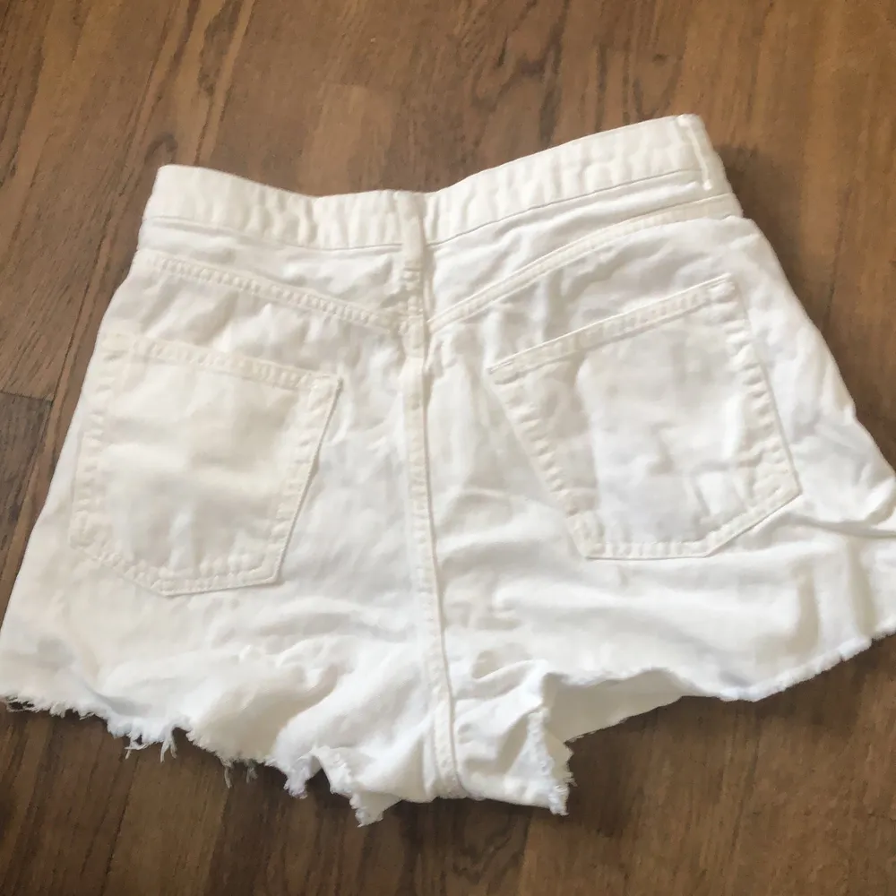 Ett par fina vita shorts i bra skick. Knappt använd. I stilen ”mom”. Shorts.
