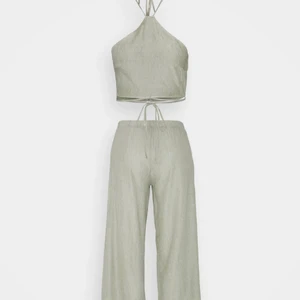 Missguided top och byxor - Köppte dessa snygga för en månad sedan på zalando. Och byxorna var för långa(jag är 160). Därför är detta aldrig använt. Köptes för 429kr och säljer för 300 inkl frakt! Skriv bud i kommentarerna. Säljer till högsta bud💕