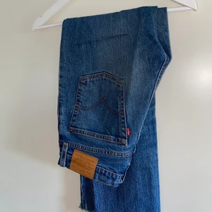 Levi’s Wedgie straight jeans - Ljusblå Levi’s jeans. Älskar dessa men använder tyvärr väldigt sällan! Färgen är mellanblå, svårt att få till rätt färg på bild, närmast i färg är mellersta bilden!