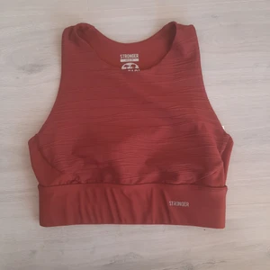 Stronger top strl M - En jättesnygg sport croptop från stronger i strl M. Den är endast testad så i nyskick men är tyvärr för stor för mig då jag brukar ha S. Nypris är 399kr från deras safari kollektion och den finns ej kvar på hemsidan. Stronger loggorna är även i reflex! Frakt - 24kr