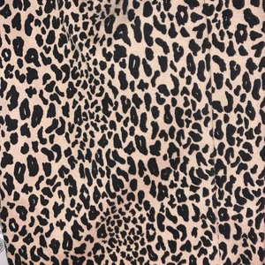 jeans i leopard  - Sitter perfekt framifrån och speciellt bakifrån! För er med lite kortare ben, stl 32. Hur fina som helst på. Tajta uppåt men lite ”pösigare” neråt. Vad jag vet finns dom inte kvar någonstans och är i nyskick. Från H&M. Står ej för frakten.