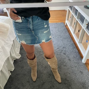 Jeanskjol - Säljer denna superfina jeanskjol från zara. Den är helt oanvänd med prislappen kvar.❤️