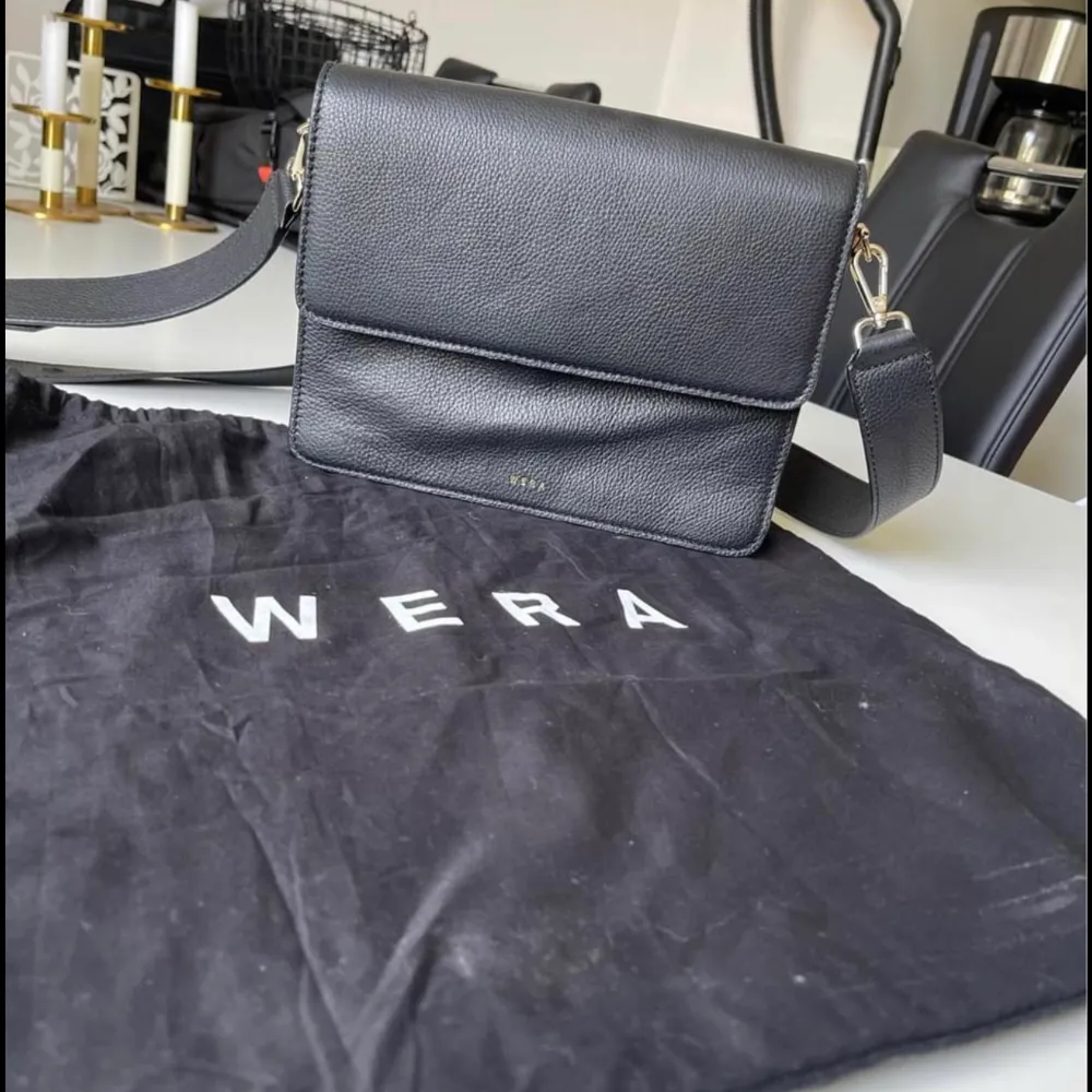 Helt ny väska med dustbag från Wera Stockholm köptes på Åhléns i city. Nypris 899kr äkta läder . Väskor.