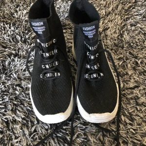 Sneakers - Säljer ett par häftiga sneakers som jag bara använt några gånger. I väldigt fint skick. Finns på andra sidor.