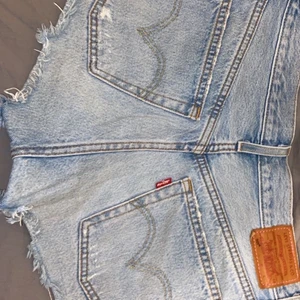 Levi’s 501 jeansshorts W28 - Storlek står ej på men samma har midjemått som ett par Levi’s W28. Frakt kostar men priset reduceras i samband, kan även mötas upp i sthlm!