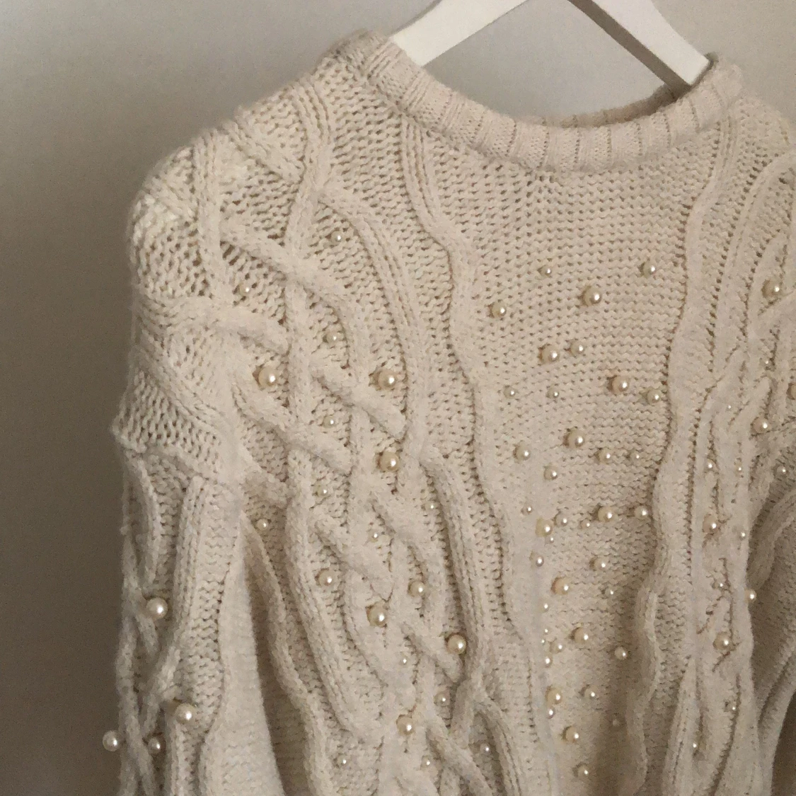  stickad tröja med pärldetaljer - 90