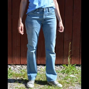 LEVI'S 507 W31 L34 [J024]  - Levi’s 507 jeans.                                                   Blue Wash, Great Condition(Repairings, slide 3), Size 31/33, Model length: 177cm, 349sek  Measurements: Waist: 41 cm, Outseam: 109 cm, Inseam: 85 cm, Leg Opening: 23,5 cm.           Skickas inom 24h, samfrakt är möjligt, 14 dagars retur.                                                                   Regler & villkor i våran beskrivning!                       För fler bilder eller övriga frågor, skriv gärna!  
