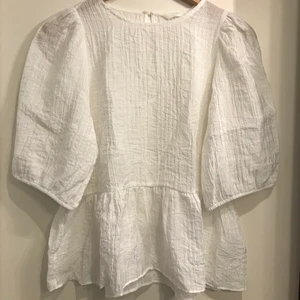 Otroligt fin tröja med volang💀💕⚡️⭐️ - Otroligt fin tröja med volang💀💕⚡️⭐️köpt på hm i Sthlm💕Är i stl xs men passar också en s