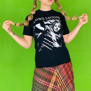 Avril Lavigne Merch  - Snygg Avril tröja i bra skick. Några sprickor på framsidans logga, kolla tredje bilden. Storlek Small. Modellen använder vanligtvis storlek S och är 169cm lång för referens. Axel till axel 45cm, arm längd 18.5cm, byst bredd 47cm? och längd 66cm. Spårbar frakt på 66kr är inräknad i priset. 