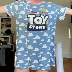 Oversized tshirt med Toy Story ❤️❤️ Tillräckligt stor att ha som klänning för mig som är 170 lång. Perfekt att använda som pyjamas <3 Köpt i Frankrike för några år sedan, i perfekt skick. 