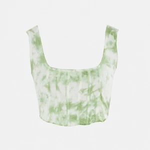 Crop top storlek M - Crop top i storlek S ifrån missguided. Toppen är väldigt stretchig och i ett mjukt tyg så skulle säga att den passar en M bättre eftersom den sitter löst på mig. Oanvänd top bara testad. Nyskick.