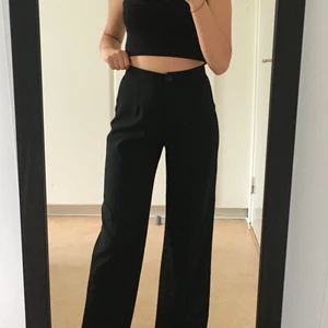 Wide leg trousers - Säljer ett par svarta vida byxor i storlek 36 från Bershka! Den är i nyskick med lappar fortfarande på. Endast testade! Jag är 163cm lång och midjemått på byxorna är 66-68cm. De sitter lite tight på mig som har 70-71cm midjemått. Nypris 300kr! Vill gärna sälja den så snabbt som möjligt 💕