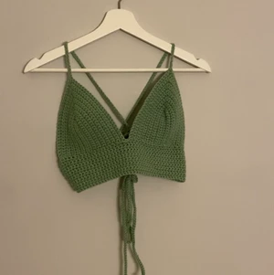 Stickat linne - Ett grönt stickat linne som är handstickat och köpt här på Plick, säljer då den är för stor för mig! De två sista bilderna är lånade. 