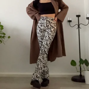 Motel rocks zebra byxor - Motel rocks zebra byxor. Använda 2ggr. Ny pris 670kr