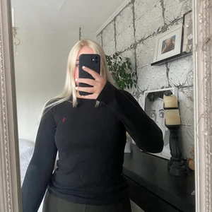 Polo tröja strl M - Suuuper skön och fin svart tröja med rött märke. Använd ca 10 gånger och i superfint skick. Är sann i storlek :)