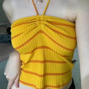 Halterneck topp - Slutsåld randig halterneck topp ifrån zara köpt i början av sommaren, aldrig använd. Köpare betalar frakt 📦💕  Buda i kommentarerna om du är intresserad 