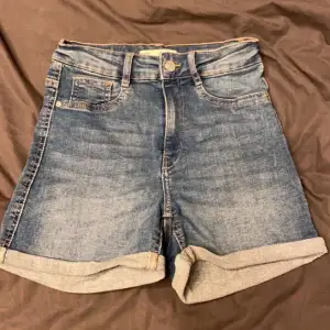 Ett par alldeles nya jeans shorts från Ginatricot. Aldrig använda. Midwaist/highwaist. 