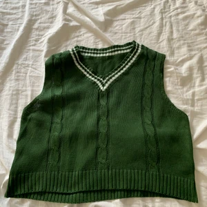 Stickad topp - Extremt liten för att vara i L, stor i bysten men väldigt kort på längden.