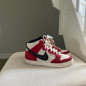 Jordans sneakers - Nike tygskor i vitt, rött och svart som ser ut precis som Jordans. Äkta Nike dock! Storlek 38. Begagnat skick!