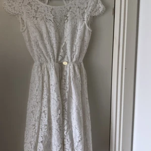 Studentklänning  - Denna klänning är så fin och passar perfekt till studenten. Den är använd 1 gång. Öglan till knappen har gått sönder men den kan man sy fast enkelt! 