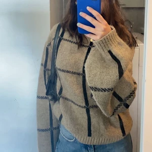 Stickad tröja - Stickad brun tröja från nakd🤪 väldigt sparsamt använd i bra skick!! Den är även väldigt lång i armarna Pris + frakt💙💙