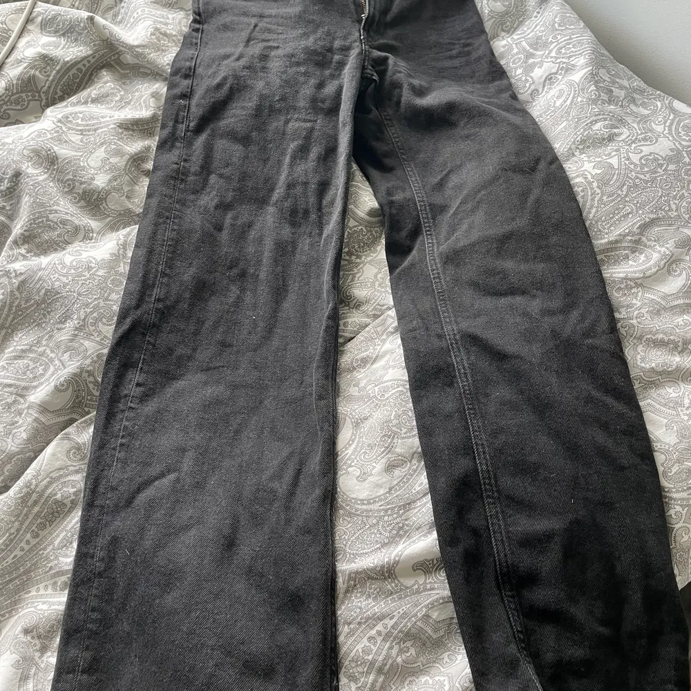 Svarta jeans från monki, modell yoko och i storlek 25. Sparsamt använda. Nypris 400kr mitt pris 100kr+ frakt. Jeans & Byxor.