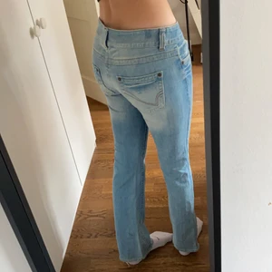 Lågmidjade bootcutjeans only - Blå lågmidjade jeans från only. W30 L34. Pris kan diskuteras och skriv vid frågor😁hon på bilden är 177