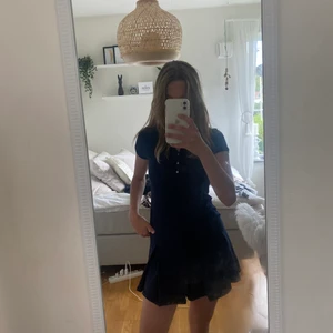 Ralph Lauren klänning  - Super fin Ralp Lauren klänning. Storlek 12-14år, jag har storlek S och den sitter bra ändå 🌟