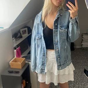 Jeansjacka - Oversized jeansjacka med slitningar. från H&M storlek M. Svinsnygg att slänga över nerklätt som uppklätt 