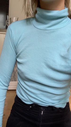 Polotröja  - Turkos polotröja från Lindex. Exakt fraktkostnad kollar jag upp vid intresse:)