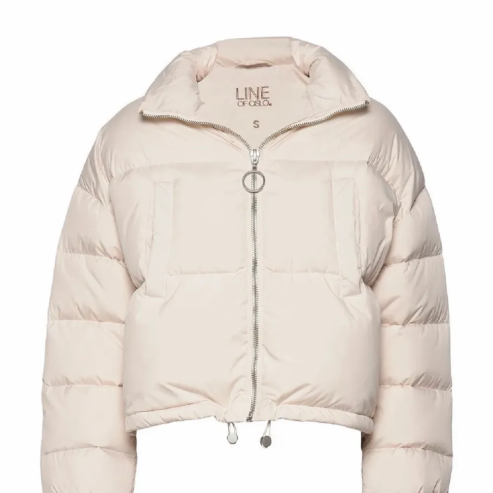 Ljusbeige/off white dunjacka från Line of Oslo i storlek M. Perfekt oversize-fit på mig som annars har S :) Endast använd en höst så i jättefint skick! Köptes för 1999kr på Boozt och är nu slutsåld. Skriv privat för fler bilder eller vid eventuella frågor <3. Jackor.